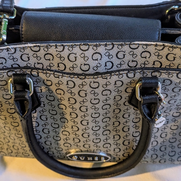 Guess - satchel/handbag. - Picture 3 of 7